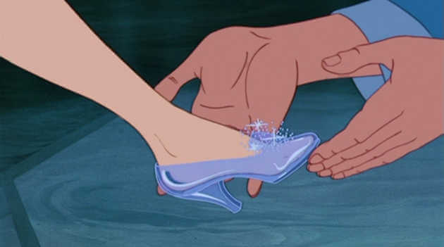 靴はガラスではなかったという噂もあるよね